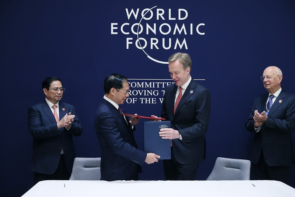 Thủ tướng Phạm Minh Chính và Nhà sáng lập kiêm Chủ tịch Điều hành Diễn đàn Kinh tế Thế giới (WEF) Klaus Schwab chứng kiến Lễ ký kết Biên bản ghi nhớ Việt Nam-WEF giai đoạn 2023-2026. (Ảnh: Dương Giang/TTXVN)