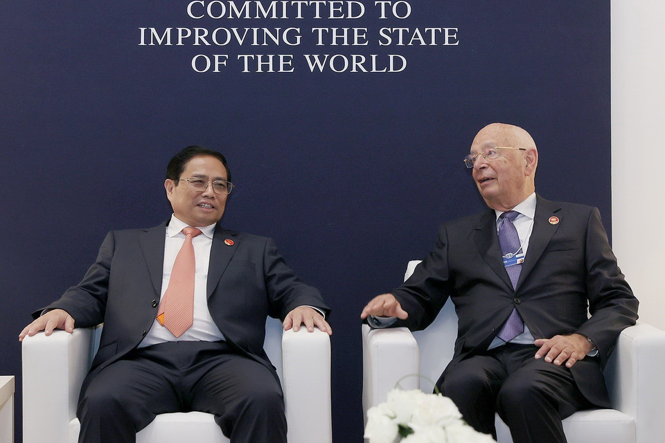 Thủ tướng Phạm Minh Chính gặp Chủ tịch Điều hành Diễn đàn Kinh tế Thế giới (WEF) Klaus Schwab. (Ảnh: Dương Giang/TTXVN)
