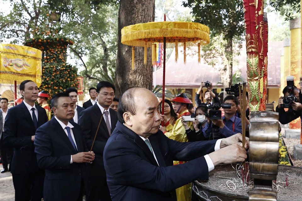 Chủ tịch nước Nguyễn Xuân Phúc và các đại biểu thực hiện nghi lễ dâng hương tại Điện Kính Thiên. (Ảnh: Thống Nhất/TTXVN)