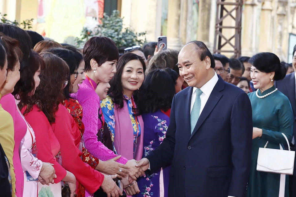 Chủ tịch nước Nguyễn Xuân Phúc và Phu nhân với các đại biểu kiều bào dự Chương trình Xuân Quê hương 2023 dự nghi thức dâng hương và thả cả chép tại Khu di tích Hoàng thành Thăng Long. (Ảnh: Thống Nhất/TTXVN)