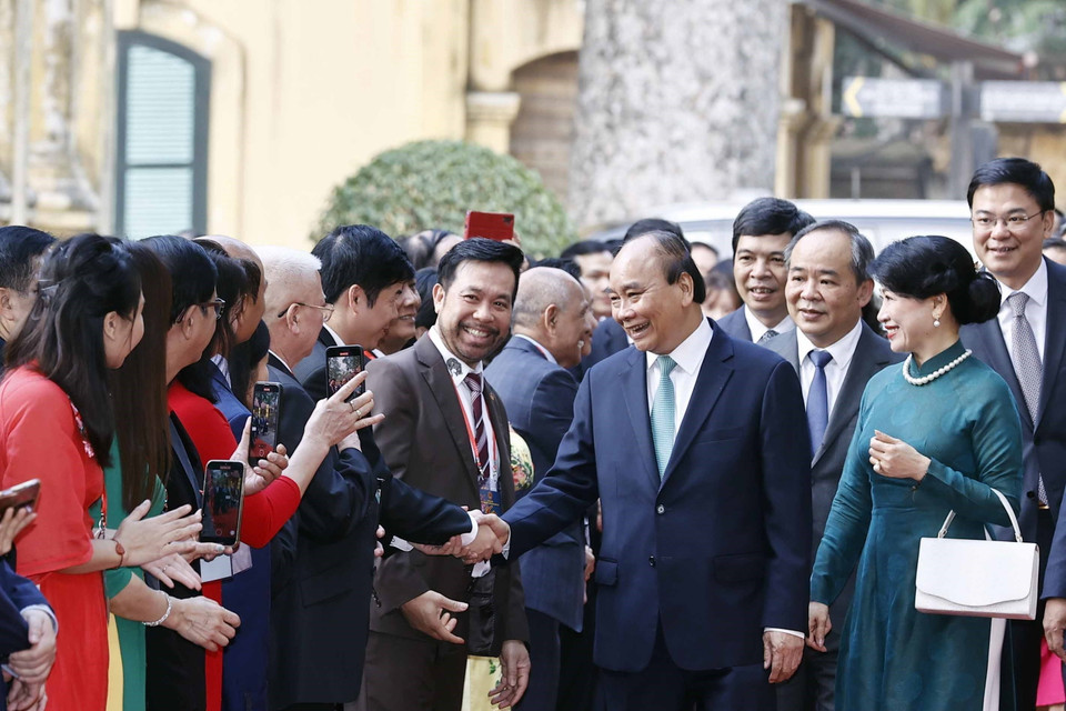 Chủ tịch nước Nguyễn Xuân Phúc và Phu nhân với các đại biểu kiều bào dự Chương trình Xuân Quê hương 2023 dự nghi thức dâng hương và thả cả chép tại Khu di tích Hoàng thành Thăng Long. (Ảnh: Thống Nhất/TTXVN)