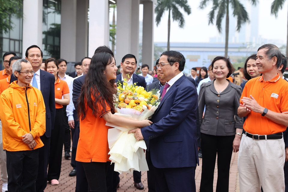 Thủ tướng Phạm Minh Chính đồng ý với đề xuất của Tập đoàn FPT về thành lập Trung tâm Kết nối các Nguồn lực, đồng thời khẳng định, Nhà nước sẽ có các chính sách về vấn đề này. (Ảnh: Dương Giang/TTXVN)