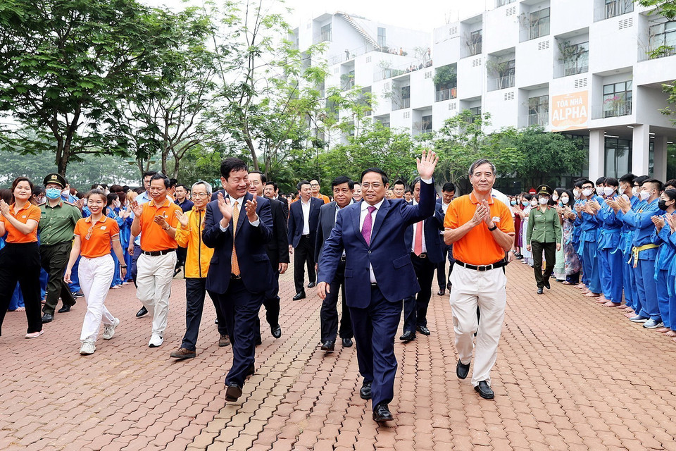 Thủ tướng Phạm Minh Chính tham quan khu vực giảng đường, ký túc xá, các địa điểm sinh hoạt văn hóa, thể thao của sinh viên trường Đại học FPT và nơi làm việc của các kỹ sư Công ty TNHH Phần mềm FPT. (Ảnh: Dương Giang/TTXVN)