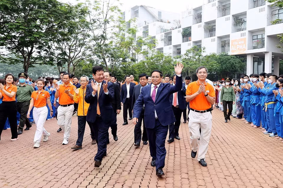 Thủ tướng Phạm Minh Chính tham quan khu vực giảng đường, ký túc xá, các địa điểm sinh hoạt văn hóa, thể thao của sinh viên trường Đại học FPT và nơi làm việc của các kỹ sư Công ty TNHH Phần mềm FPT. (Ảnh: Dương Giang/TTXVN)
