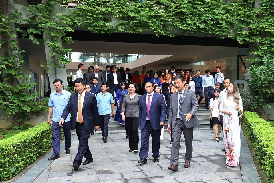 Thủ tướng Phạm Minh Chính đến thăm Trường Đại học FPT. (Ảnh: Dương Giang/TTXVN)