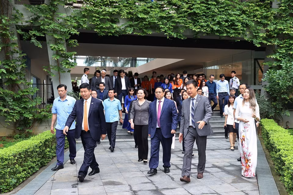 Thủ tướng Phạm Minh Chính đến thăm Trường Đại học FPT. (Ảnh: Dương Giang/TTXVN)