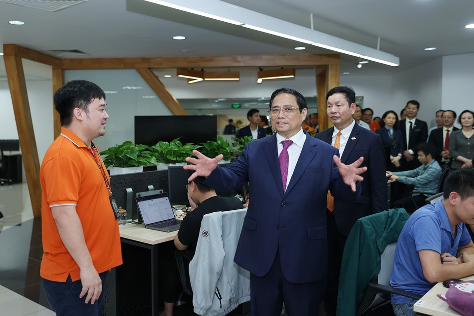 Thủ tướng Phạm Minh Chính bày tỏ hài lòng với tổ hợp kiến trúc của Trường Đại học FPT, đảm bảo việc học tập tốt của người học, giúp sinh viên sinh hoạt và trải nghiệm, làm phong phú đời sống học đường của người học. (Ảnh: Dương Giang/TTXVN)