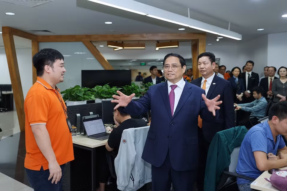 Thủ tướng Phạm Minh Chính bày tỏ hài lòng với tổ hợp kiến trúc của Trường Đại học FPT, đảm bảo việc học tập tốt của người học, giúp sinh viên sinh hoạt và trải nghiệm, làm phong phú đời sống học đường của người học. (Ảnh: Dương Giang/TTXVN)