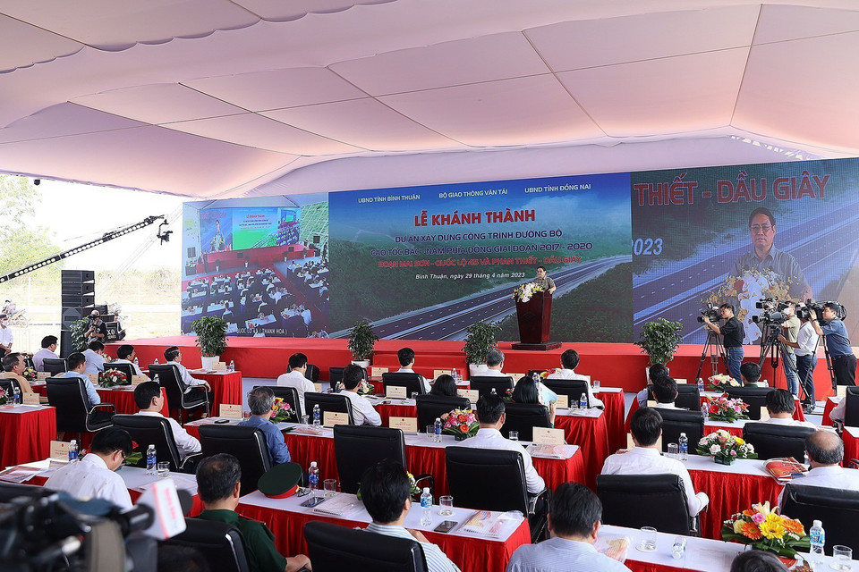Thủ tướng Phạm Minh Chính phát biểu tại Lễ Khánh thành 2 dự án thành phần tại điểm cầu Bình Thuận. (Ảnh: Dương Giang/TTXVN)