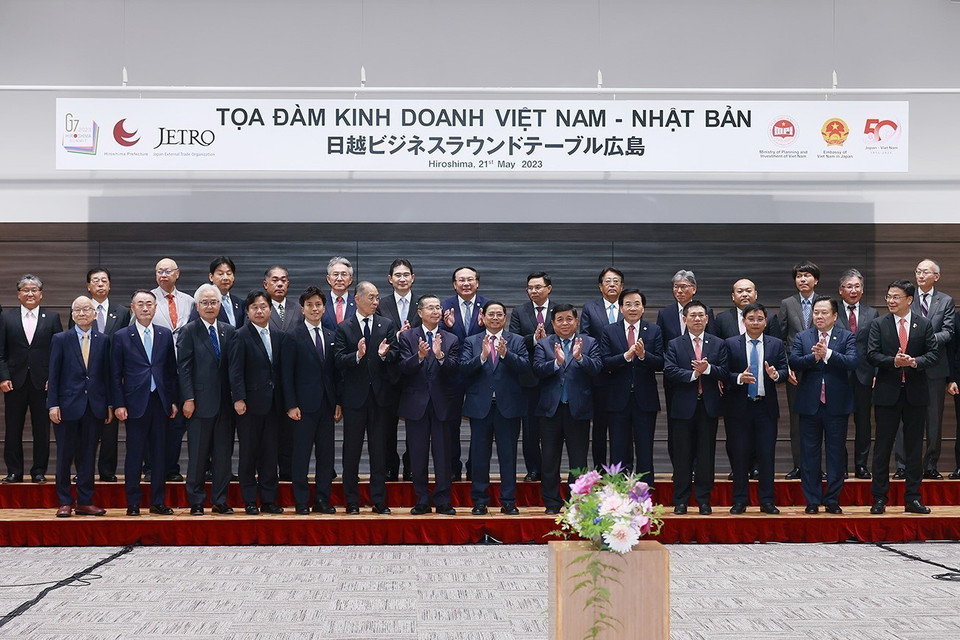 Thủ tướng Phạm Minh Chính và các đại biểu chụp ảnh chung tại Tọa đàm kinh doanh Việt Nam-Nhật Bản. (Ảnh: Dương Giang/TTXVN)