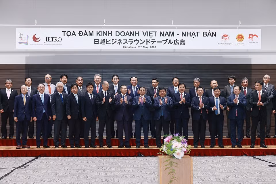 Thủ tướng Phạm Minh Chính và các đại biểu chụp ảnh chung tại Tọa đàm kinh doanh Việt Nam-Nhật Bản. (Ảnh: Dương Giang/TTXVN)