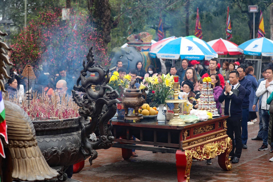 Người dân địa phương và du khách đến đền Trần từ khá sớm để dâng hương, dâng lễ. (Ảnh: Thanh Tùng/TTXVN)