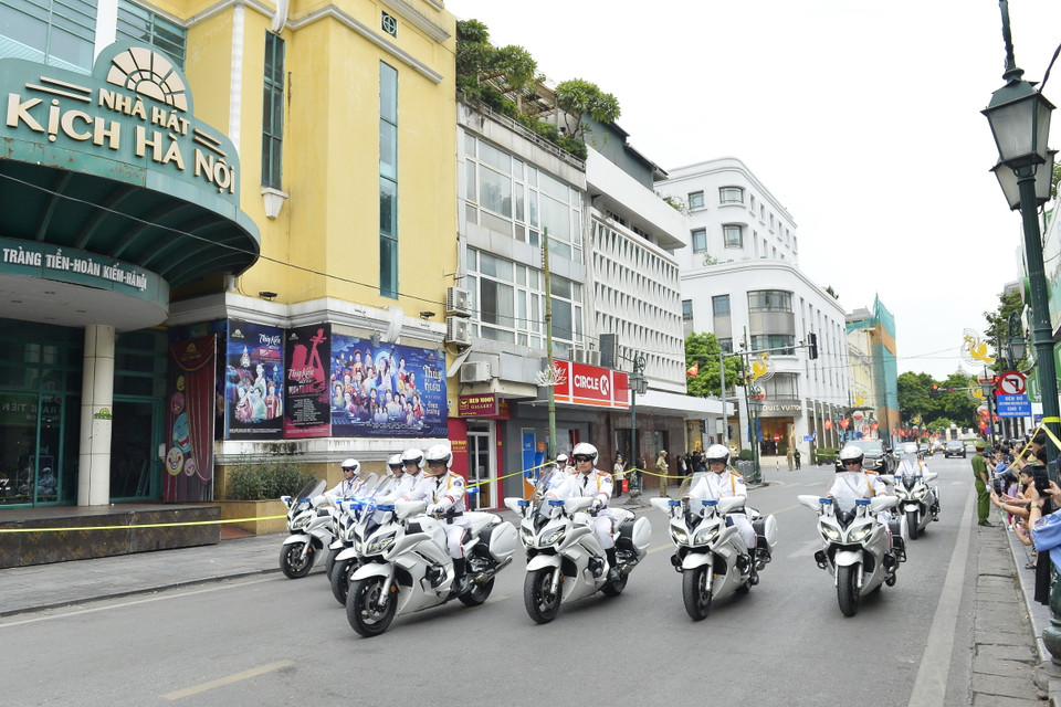 Đoàn môtô dẫn đoàn trên phố Tràng Tiền. (Ảnh: Minh Đức/TTXVN)