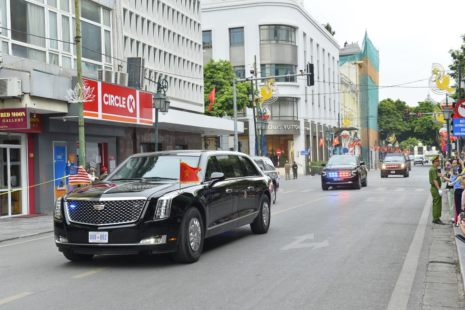 Đoàn xe chuyên chở Tổng thống Hoa Kỳ Joe Biden trên phố Tràng Tiền vào lúc 15h30' rời Hà Nội di chuyển đến sân bay Nội Bài, kết thúc tốt đẹp chuyến thăm cấp Nhà nước tới Việt Nam. (Ảnh: Minh Đức/TTXVN)