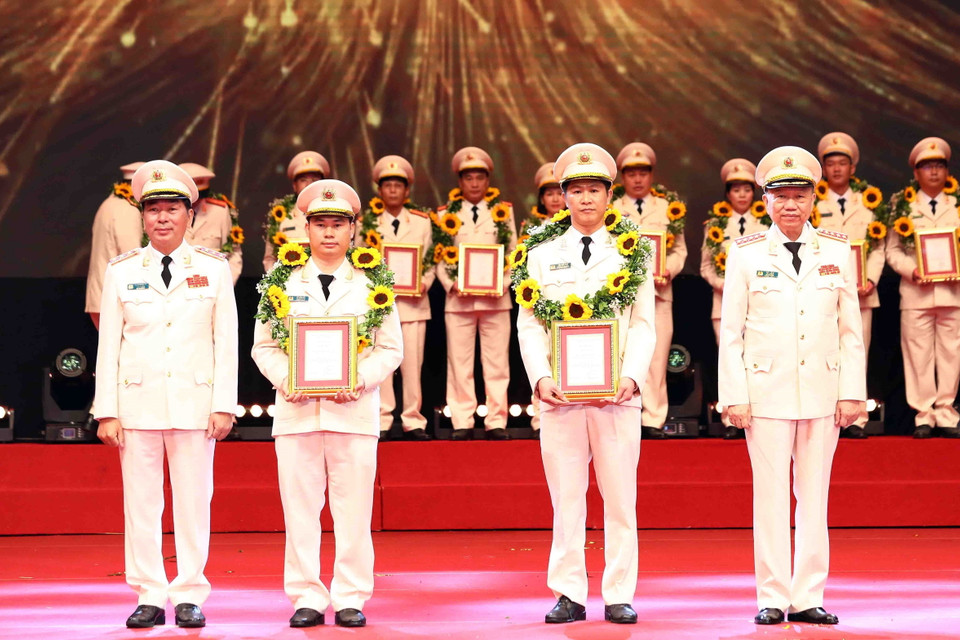 Đại tướng Tô Lâm, Bộ trưởng Bộ Công an và Thượng tướng Trần Quốc Tỏ, Thứ trưởng Bộ Công an tuyên dương các điển hình tiên tiến trong học tập, thực hiện Sáu điều Bác Hồ dạy. (Ảnh: Phạm Kiên/TTXVN)