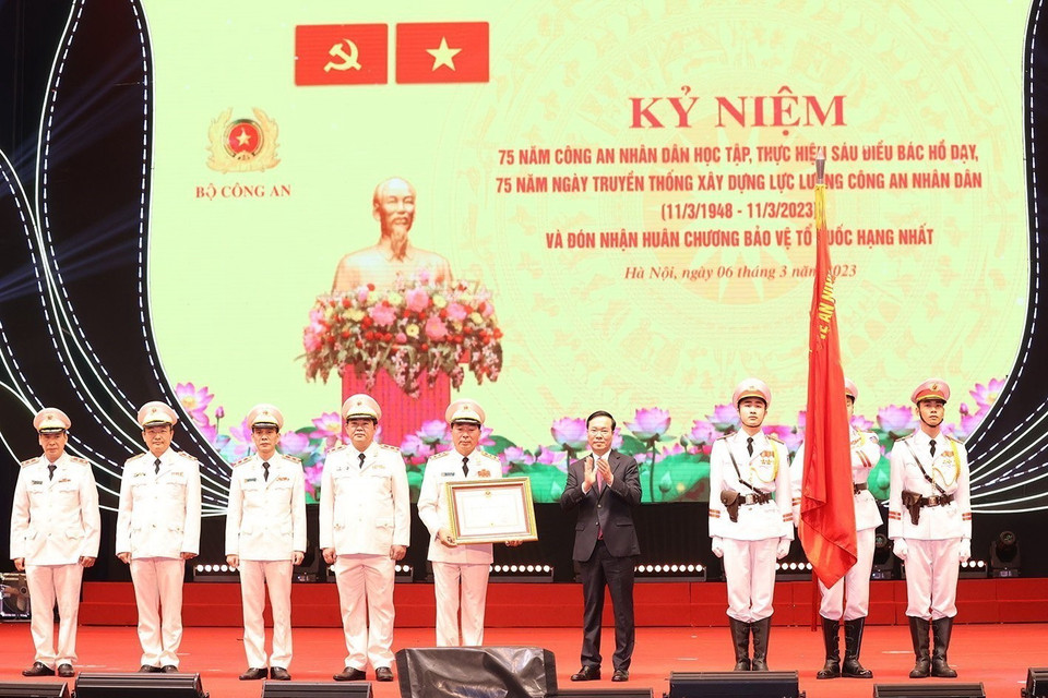 Chủ tịch nước Võ Văn Thưởng trao Huân chương Bảo vệ Tổ quốc hạng Nhất tặng lực lượng Xây dựng lực lượng công an nhân dân. (Ảnh: Trí Dũng/TTXVN)