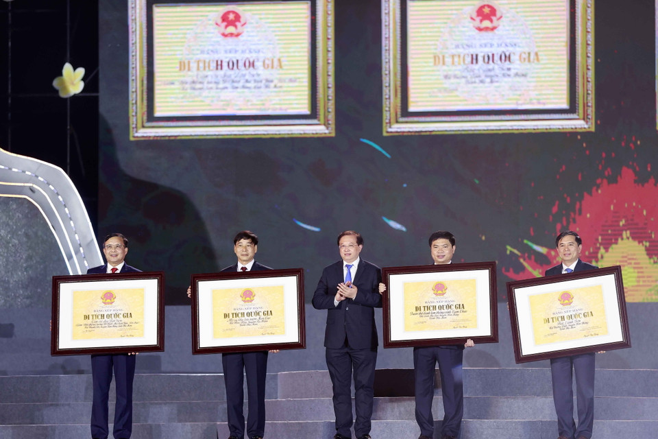 Lãnh đạo Bộ Văn hóa, Thể thao và Du lịch trao quyết định xếp hạng Di tích lịch sử cấp quốc gia với 4 di tích của Hà Nam gồm: Di tích Lịch sử Căn cứ địa Lạt Sơn (xã Thanh Sơn, huyện Kim Bảng); Danh lam thắng cảnh Bát Cảnh Sơn (xã Tượng Lĩnh, huyện Kim Bảng); Quần thể Danh lam thắng cảnh Tam Chúc (thị trấn Ba Sao, huyện Kim Bảng); Di tích Lịch sử Mộ và Khu lưu niệm Nam Cao (xã Hòa Hậu, huyện Lý Nhân). (Ảnh: Doãn Tấn/TTXVN)