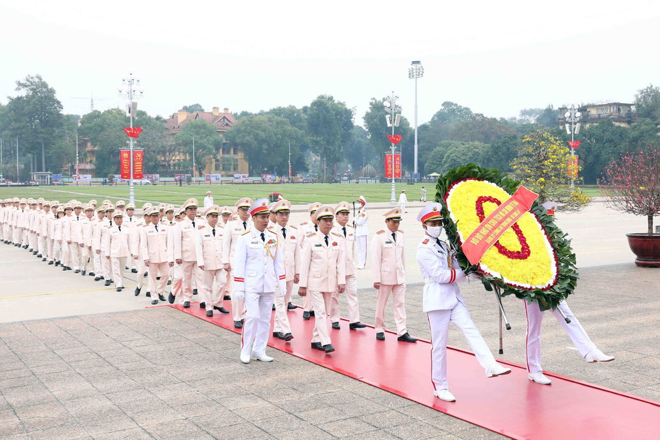 Đoàn đại biểu Đảng ủy Công an Trung ương-Bộ Công an đến đặt vòng hoa và vào Lăng viếng Chủ tịch Hồ Chí Minh. (Ảnh: Phạm Kiên/TTXVN)