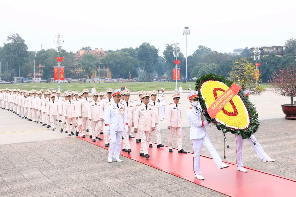 Đoàn đại biểu Đảng ủy Công an Trung ương-Bộ Công an đến đặt vòng hoa và vào Lăng viếng Chủ tịch Hồ Chí Minh. (Ảnh: Phạm Kiên/TTXVN)