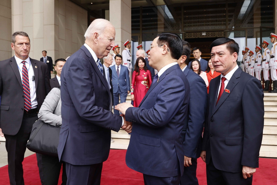 Chủ tịch Quốc hội Vương Đình Huệ với Tổng thống Hoa Kỳ Joe Biden. (Ảnh: Doãn Tấn/TTXVN)