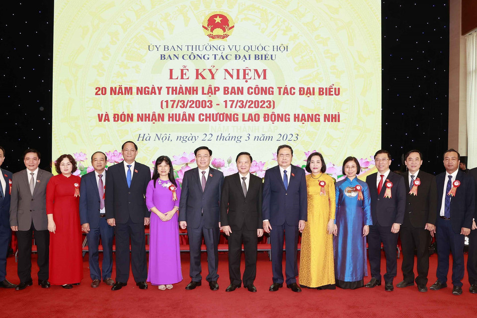 Chủ tịch Quốc hội Vương Đình Huệ với đại biểu. (Ảnh: Doãn Tấn/TTXVN)