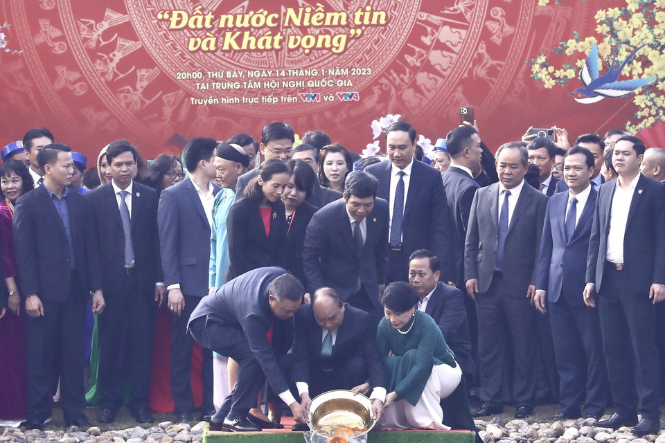 Chủ tịch nước Nguyễn Xuân Phúc và Phu nhân cùng các đại biểu kiều bào thả cá chép tiễn ông Công, ông Táo theo phong tục truyền thống. (Ảnh: Lâm Khánh/TTXVN)
