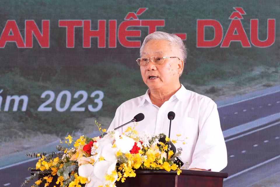 Ông Đào Ngọc Thanh, Chủ tịch Hội đồng quản trị Tổng Công ty cổ phần Xuất nhập khẩu và Xây dựng Việt Nam (Vinaconex), đại diện nhà thầu thi công Cao tốc Bắc-Nam, phát biểu tại lễ khánh thành. (Ảnh: CTV/Vietnam+)