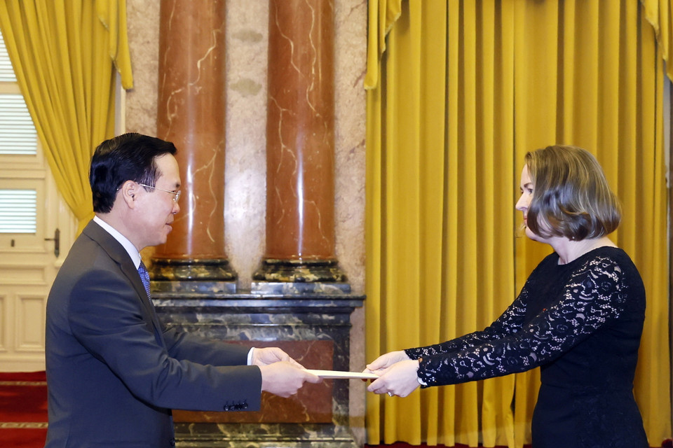 Chủ tịch nước Võ Văn Thưởng tiếp nhận Quốc thư của Đại sứ Cộng hòa Ireland Deirdre Ni Fhalluin. (Ảnh: Thống Nhất/TTXVN)