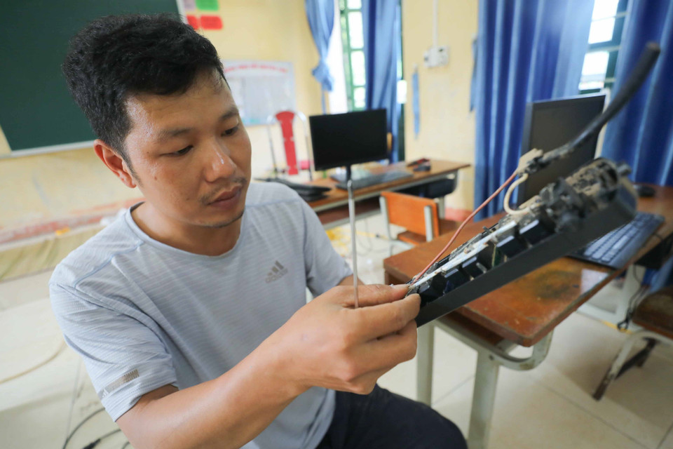 Giáo viên Trường Phổ thông Dân tộc Bán trú Tiểu học và Trung học Cơ sở Hồ Bốn kiểm tra, sửa chữa thiết bị điện. (Ảnh: Thanh Tùng/TTXVN)