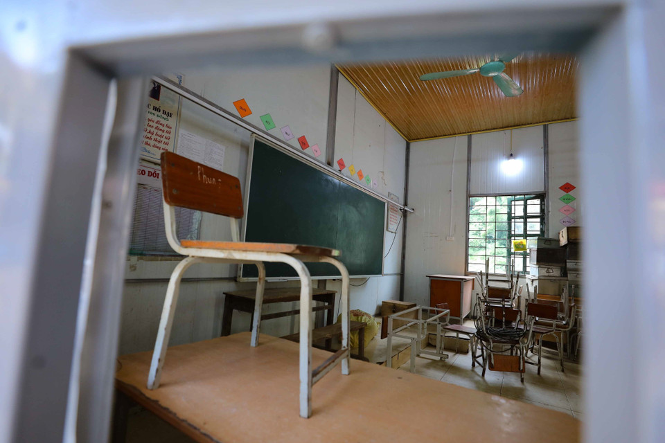 Những chiếc ghế còn sót lại có thể sử dụng được trong năm học mới. (Ảnh: Thanh Tùng/TTXVN)