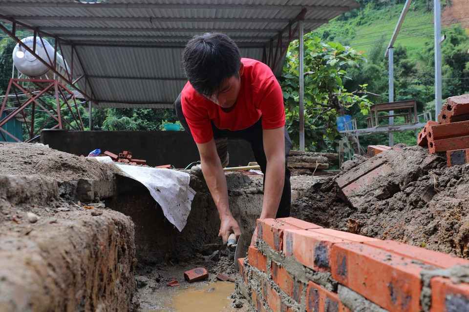 Khắc phục hậu quả mưa lũ tại trường. (Ảnh: Thanh Tùng/TTXVN)