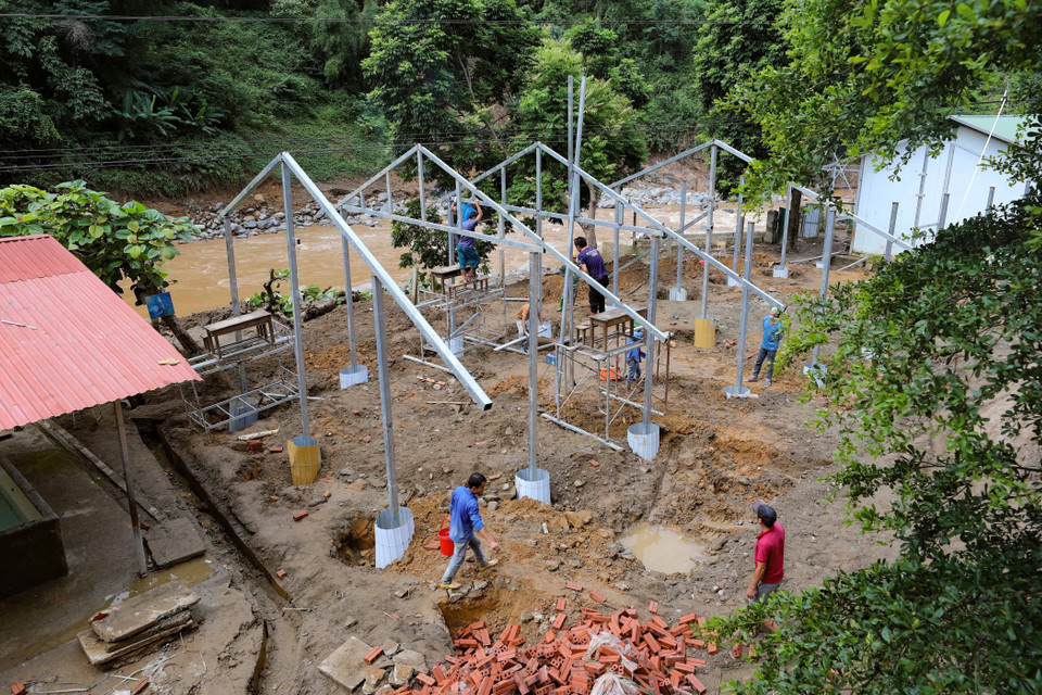 Những phòng học mới đang được xây dựng tại Trường Phổ thông Dân tộc Bán trú Tiểu học và Trung học Cơ sở Hồ Bốn, huyện Mù Cang Chải, tỉnh Yên Bái. (Ảnh: Thanh Tùng/TTXVN)