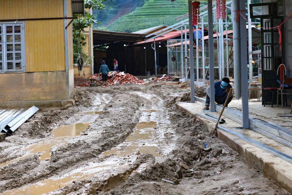 Khắc phục hậu quả mưa lũ tại trường. (Ảnh: Thanh Tùng/TTXVN)