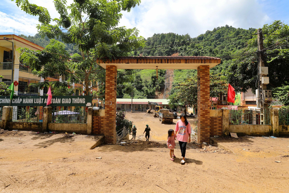 Trường Phổ thông Dân tộc Bán trú Tiểu học và Trung học Cơ sở Hồ Bốn chịu thiệt hại nặng nề do mưa lũ. (Ảnh: Thanh Tùng/TTXVN)