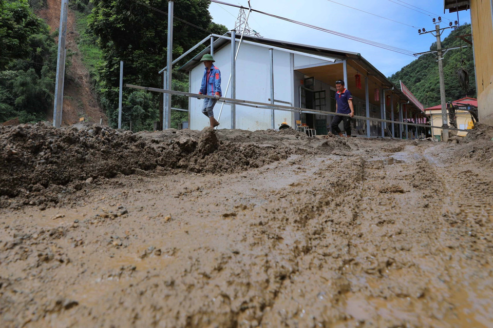 Công tác khắc phục hậu quả mưa lũ tại Trường Phổ thông Dân tộc Bán trú Tiểu học và Trung học Cơ sở Hồ Bốn. (Ảnh: Thanh Tùng/TTXVN)