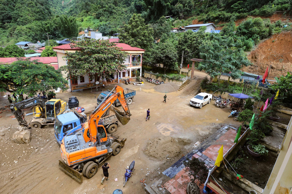 Giáo viên cùng các lực lượng trợ giúp đang khẩn trương dọn dẹp, sửa chữa trường, lớp để học sinh có thể đón năm học mới đúng kế hoạch. (Ảnh: Thanh Tùng/TTXVN)