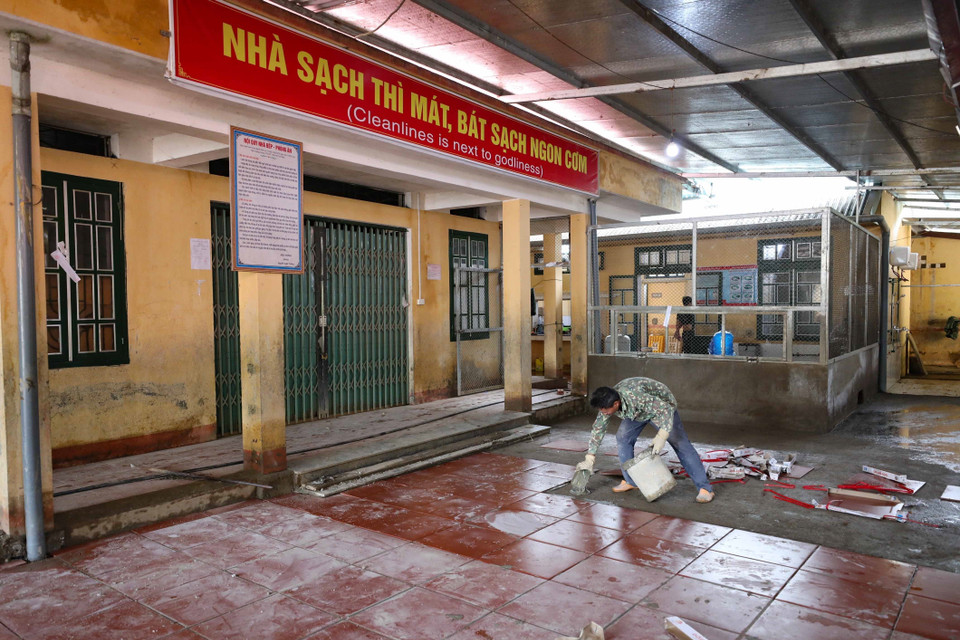 Khu bếp nấu ăn cho học sinh bán trú và bếp ăn tập thể Trường Phổ thông Dân tộc Bán trú Tiểu học và Trung học Cơ sở Hồ Bốn (Mù Cang Chải, Yên Bái) bị hư hỏng nặng đang được lát gạch mới. (Ảnh: Thanh Tùng/TTXVN)