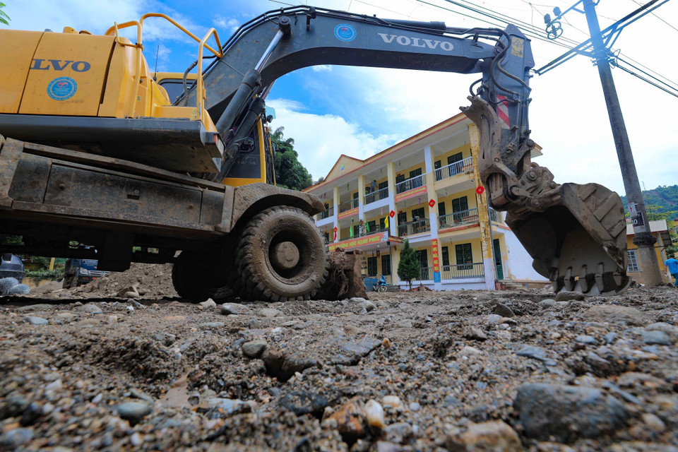 Công tác khắc phục hậu quả mưa lũ tại 'đại công trường' Trường Phổ thông Dân tộc Bán trú Tiểu học và Trung học Cơ sở Hồ Bốn. (Ảnh: Thanh Tùng/TTXVN)