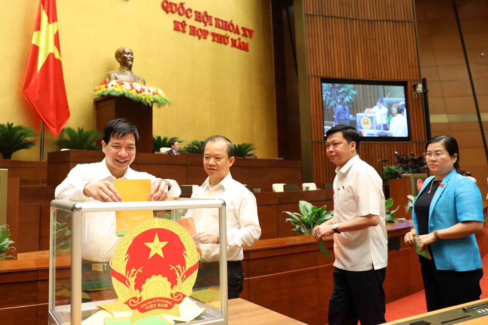Đại biểu Quốc hội bỏ phiếu bầu chức vụ Ủy viên Ủy ban Thường vụ Quốc hội, Chủ nhiệm Ủy ban Tài chính-Ngân sách của Quốc hội và phê chuẩn bổ nhiệm Bộ trưởng Bộ Tài nguyên và Môi trường nhiệm kỳ 2021-2026. (Ảnh: An Đăng/TTXVN)