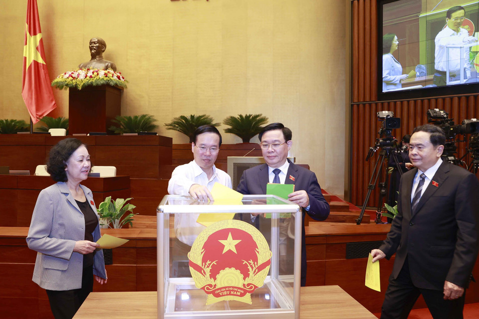 Chủ tịch nước Võ Văn Thưởng, Chủ tịch Quốc hội Vương Đình Huệ và các lãnh đạo Đảng, Nhà nước là Đại biểu Quốc hội bỏ phiếu bầu chức vụ Ủy viên Ủy ban Thường vụ Quốc hội, Chủ nhiệm Ủy ban Tài chính-Ngân sách của Quốc hội và phê chuẩn bổ nhiệm Bộ trưởng Bộ Tài nguyên và Môi trường nhiệm kỳ 2021-2026. (Ảnh: Doãn Tấn/TTXVN)