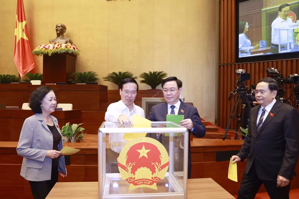 Chủ tịch nước Võ Văn Thưởng, Chủ tịch Quốc hội Vương Đình Huệ và các lãnh đạo Đảng, Nhà nước là Đại biểu Quốc hội bỏ phiếu bầu chức vụ Ủy viên Ủy ban Thường vụ Quốc hội, Chủ nhiệm Ủy ban Tài chính-Ngân sách của Quốc hội và phê chuẩn bổ nhiệm Bộ trưởng Bộ Tài nguyên và Môi trường nhiệm kỳ 2021-2026. (Ảnh: Doãn Tấn/TTXVN)