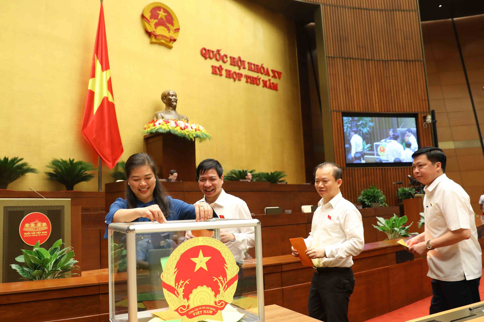 Đại biểu Quốc hội bỏ phiếu bầu chức vụ Ủy viên Ủy ban Thường vụ Quốc hội, Chủ nhiệm Ủy ban Tài chính-Ngân sách của Quốc hội và phê chuẩn bổ nhiệm Bộ trưởng Bộ Tài nguyên và Môi trường nhiệm kỳ 2021-2026. (Ảnh: An Đăng/TTXVN)