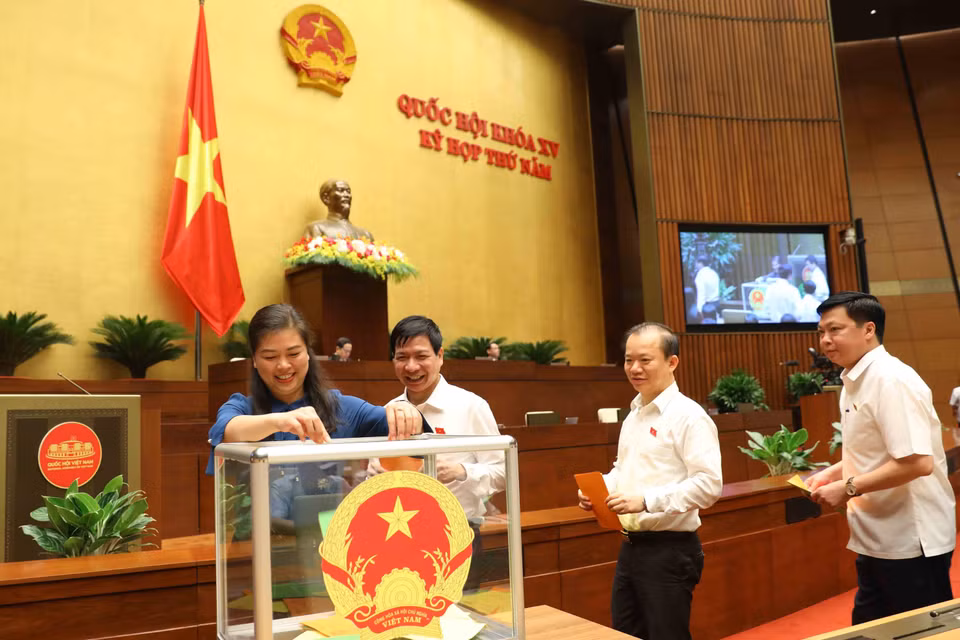 Đại biểu Quốc hội bỏ phiếu bầu chức vụ Ủy viên Ủy ban Thường vụ Quốc hội, Chủ nhiệm Ủy ban Tài chính-Ngân sách của Quốc hội và phê chuẩn bổ nhiệm Bộ trưởng Bộ Tài nguyên và Môi trường nhiệm kỳ 2021-2026. (Ảnh: An Đăng/TTXVN)