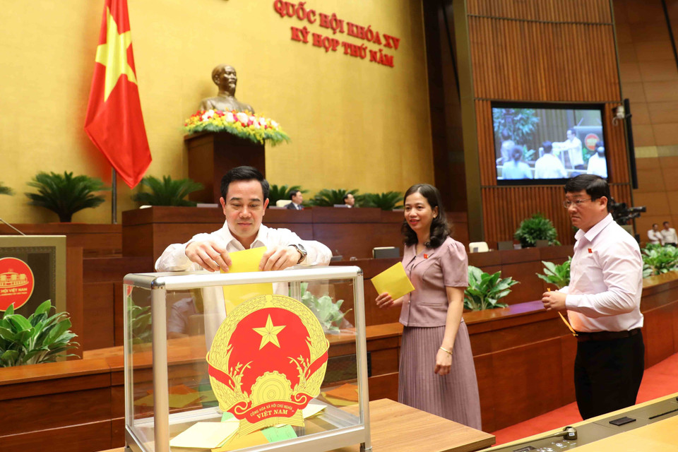 Đại biểu Quốc hội bỏ phiếu bầu chức vụ Ủy viên Ủy ban Thường vụ Quốc hội, Chủ nhiệm Ủy ban Tài chính-Ngân sách của Quốc hội và phê chuẩn bổ nhiệm Bộ trưởng Bộ Tài nguyên và Môi trường nhiệm kỳ 2021-2026. (Ảnh: An Đăng/TTXVN)