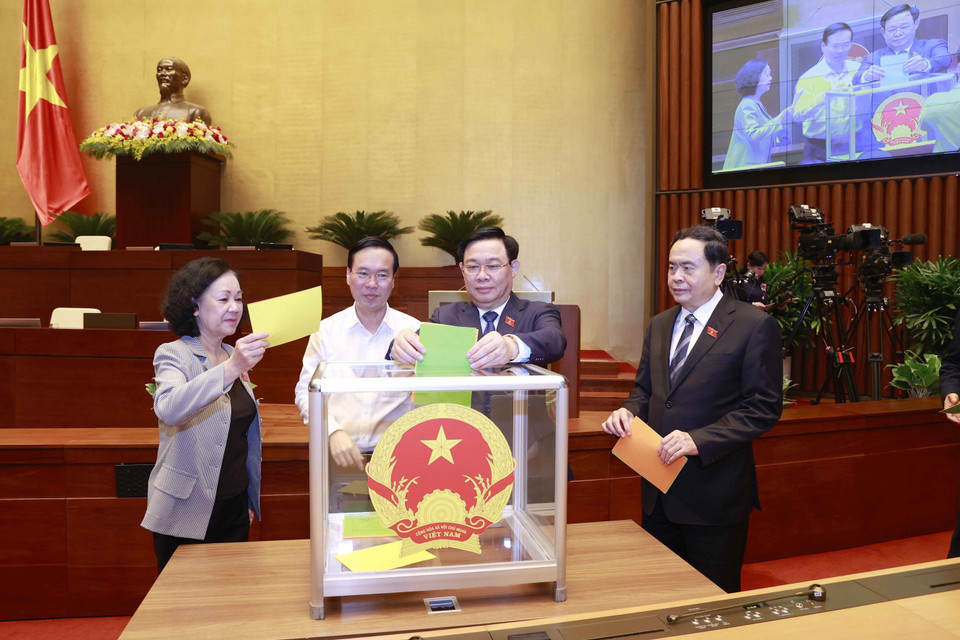 Chủ tịch nước Võ Văn Thưởng, Chủ tịch Quốc hội Vương Đình Huệ và các lãnh đạo Đảng, Nhà nước là đại biểu Quốc hội bỏ phiếu bầu chức vụ Ủy viên Ủy ban Thường vụ Quốc hội, Chủ nhiệm Ủy ban Tài chính-Ngân sách của Quốc hội và phê chuẩn bổ nhiệm Bộ trưởng Bộ Tài nguyên và Môi trường nhiệm kỳ 2021-2026. (Ảnh: Doãn Tấn/TTXVN)