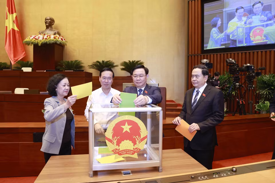 Chủ tịch nước Võ Văn Thưởng, Chủ tịch Quốc hội Vương Đình Huệ và các lãnh đạo Đảng, Nhà nước là đại biểu Quốc hội bỏ phiếu bầu chức vụ Ủy viên Ủy ban Thường vụ Quốc hội, Chủ nhiệm Ủy ban Tài chính-Ngân sách của Quốc hội và phê chuẩn bổ nhiệm Bộ trưởng Bộ Tài nguyên và Môi trường nhiệm kỳ 2021-2026. (Ảnh: Doãn Tấn/TTXVN)