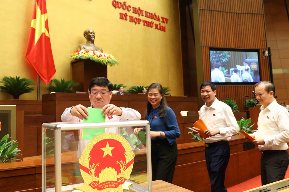 Đại biểu Quốc hội bỏ phiếu bầu chức vụ Ủy viên Ủy ban Thường vụ Quốc hội, Chủ nhiệm Ủy ban Tài chính-Ngân sách của Quốc hội và phê chuẩn bổ nhiệm Bộ trưởng Bộ Tài nguyên và Môi trường nhiệm kỳ 2021-2026. (Ảnh: An Đăng/TTXVN)
