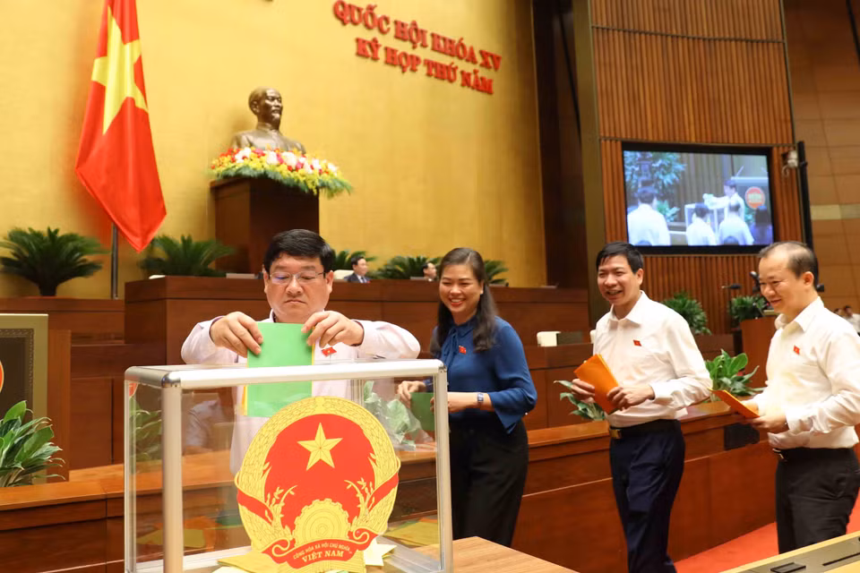 Đại biểu Quốc hội bỏ phiếu bầu chức vụ Ủy viên Ủy ban Thường vụ Quốc hội, Chủ nhiệm Ủy ban Tài chính-Ngân sách của Quốc hội và phê chuẩn bổ nhiệm Bộ trưởng Bộ Tài nguyên và Môi trường nhiệm kỳ 2021-2026. (Ảnh: An Đăng/TTXVN)