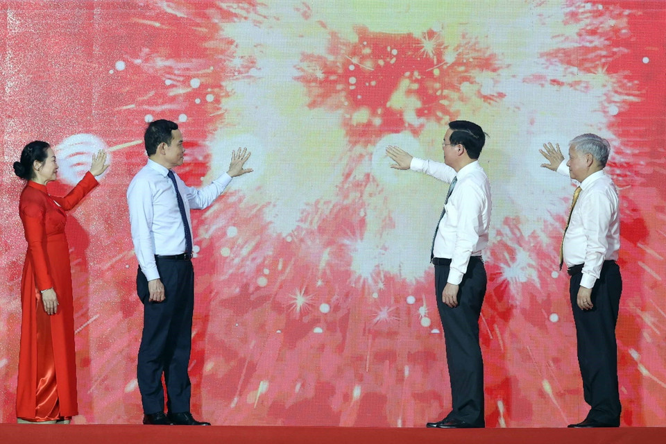 Chủ tịch nước Võ Văn Thưởng và các đại biểu thực hiện nghi thức phát động Tháng nhân đạo năm 2023 và khởi động phong trào 'Người tốt, việc thiện-chung sức xây dựng cộng đồng nhân ái.' (Ảnh: Thống Nhất/TTXVN)