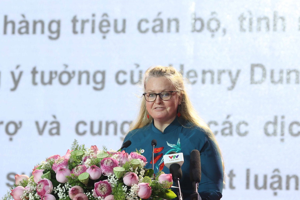 Bà Dena Fisher, Đại diện Ủy ban Chữ thập Đỏ quốc tế tại Việt Nam phát biểu. (Ảnh: Thống Nhất/TTXVN)